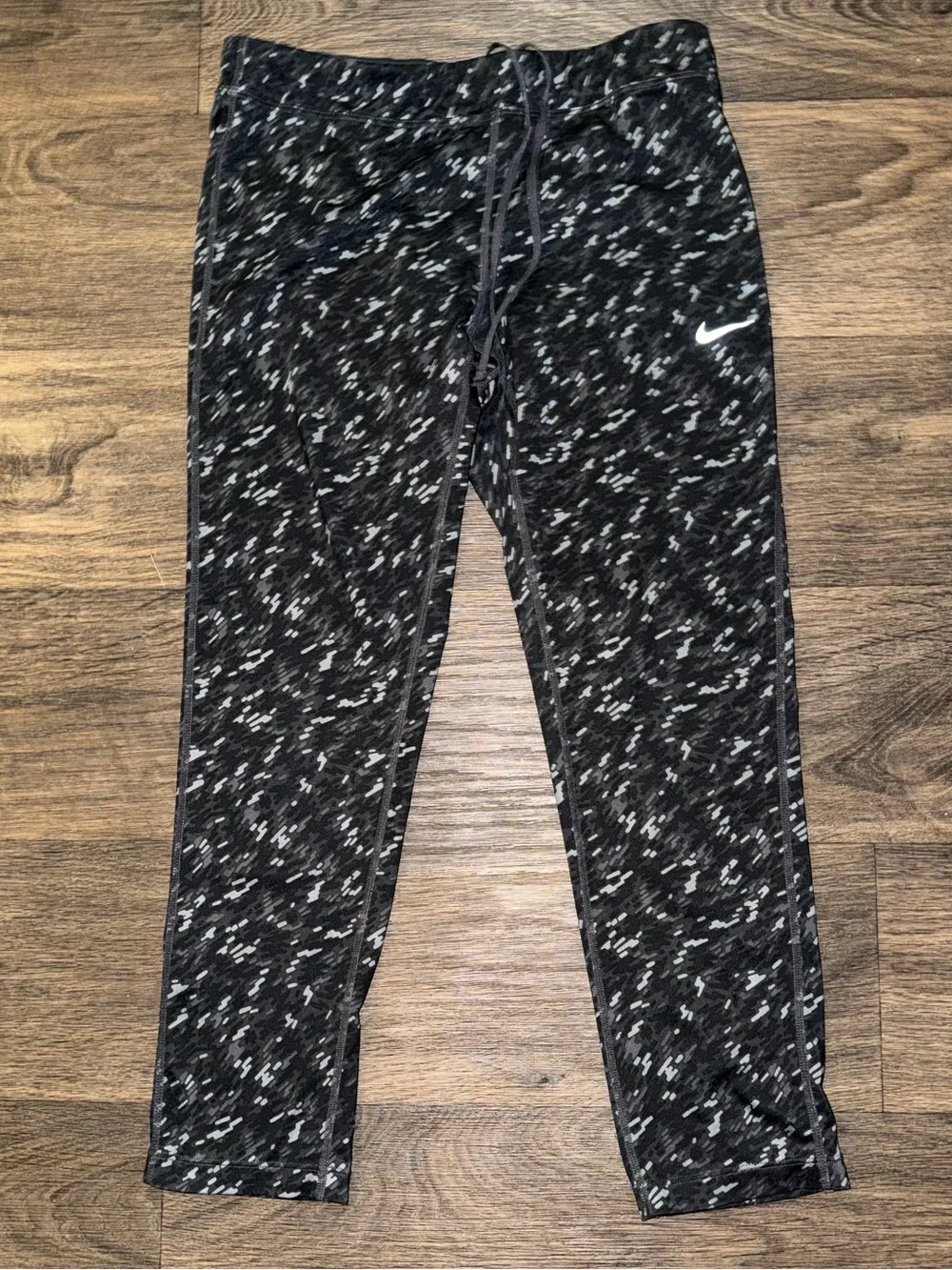 Nike Women’s Size Medium Black White and Gray Patterned 23” Dri-fit Leggings.